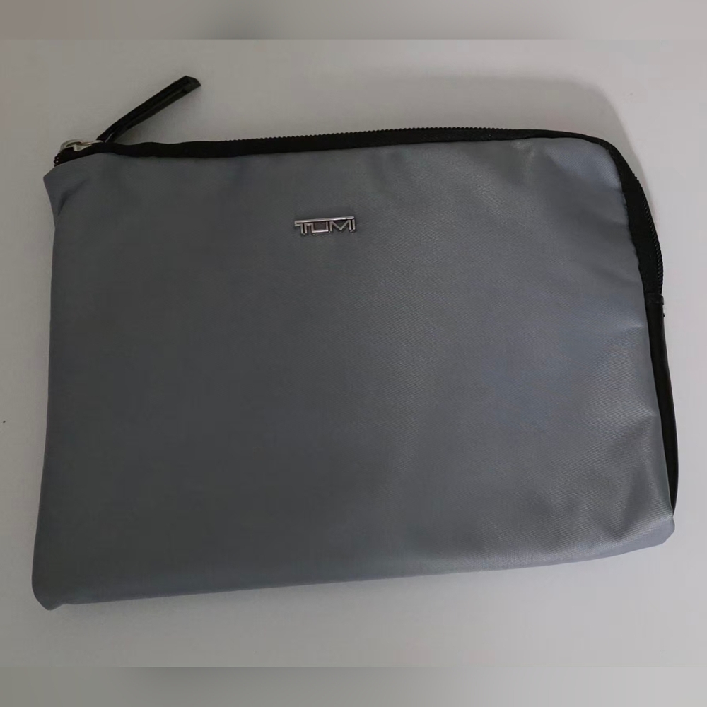 Tumi Small Gray Travel Pouch - Tumi For Delta Cosmetic Toiletrie Zipper Bag